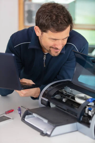 Hardware Repairman Repairing Broken Printer — Stock Photo, Image