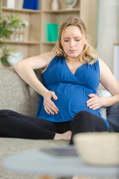 Mujer Embarazada Sentarse Sofá Preocupado — Foto de Stock
