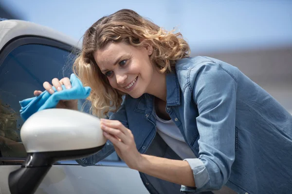 Jovem Mulher Limpando Seu Carro Livre — Fotografia de Stock