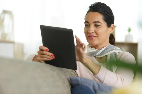 Žena Používající Digitální Tablet Pohovce — Stock fotografie