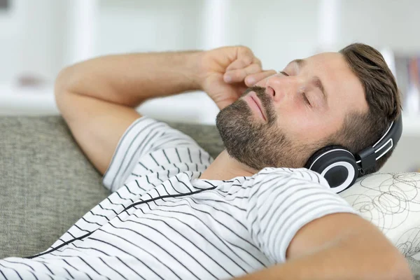 Man Die Naar Muziek Luistert Tijdens Een Pauze — Stockfoto