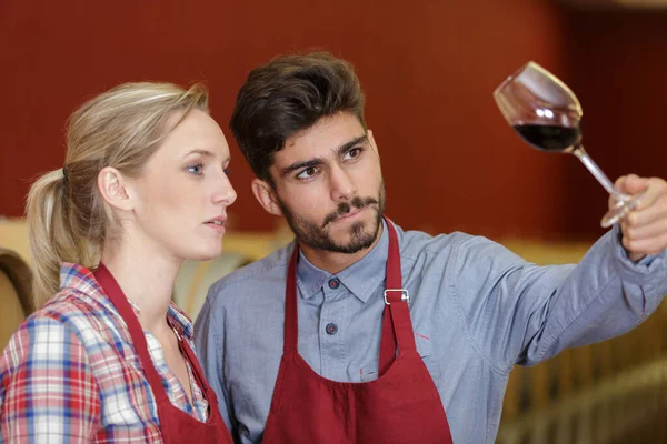 Wine Specialist Observing Wine Teh Glass — Stock Photo, Image