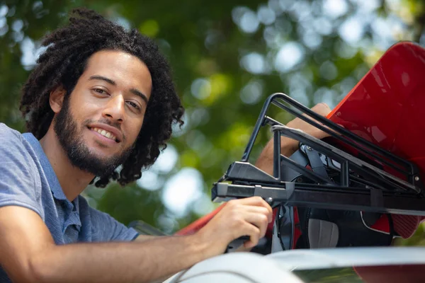 Man Het Installeren Van Een Auto Dak Rek Buiten — Stockfoto