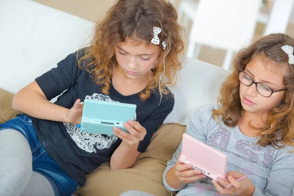 Duas Meninas Jogando Consoles Jogos Portáteis — Fotografia de Stock