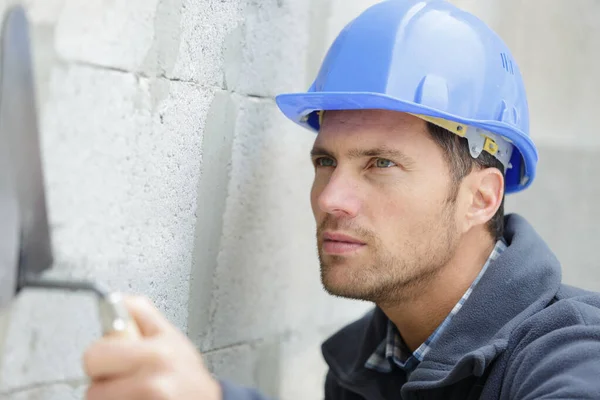 Männlicher Bauarbeiter Arbeitet Mit Zementblock — Stockfoto