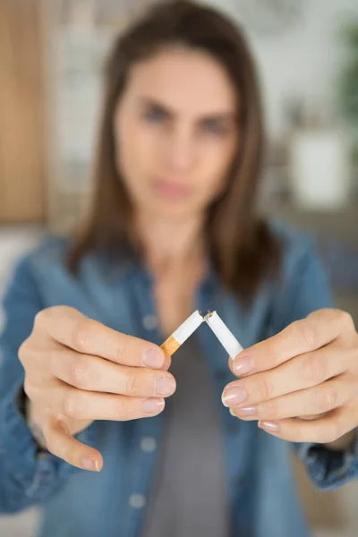 Donna Rompe Una Sigaretta Con Dita — Foto Stock