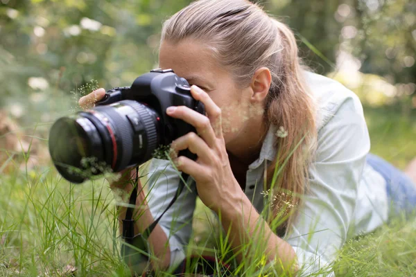 Молодая Женщина Фотограф Камерой Ложиться Траву — стоковое фото
