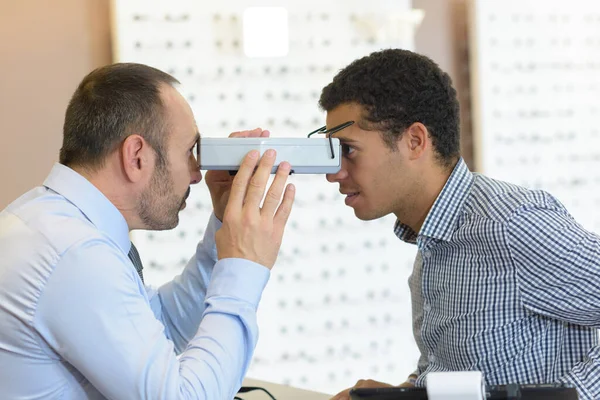 Uomo Guardando Rifrattometro Macchina Prova Oculare — Foto Stock