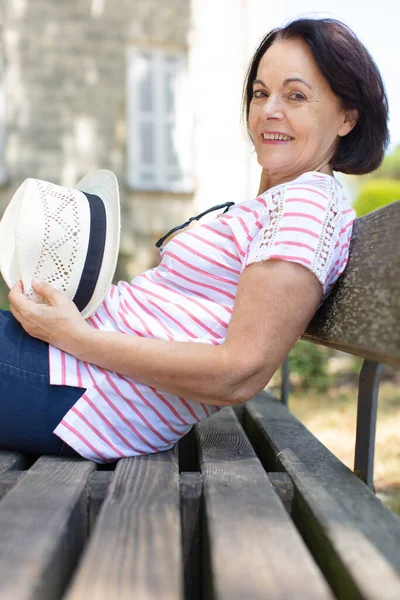 Senior Žena Relaxace Lavičce Parku — Stock fotografie