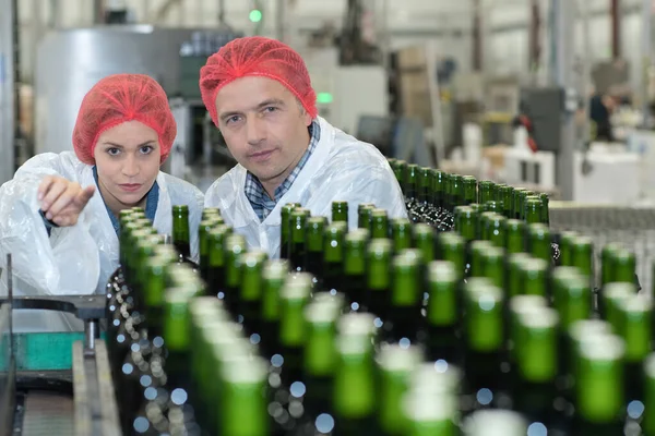 Trabajadora Fabricación Botellas Apuntando Una Botella —  Fotos de Stock