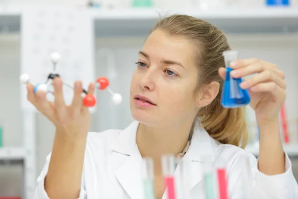 Female Scientist Holding Model Dna Glass Flask — Stock Photo, Image