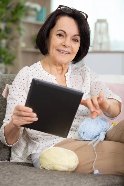 태블릿 Pc와 그녀의 뜨개질을 — 스톡 사진