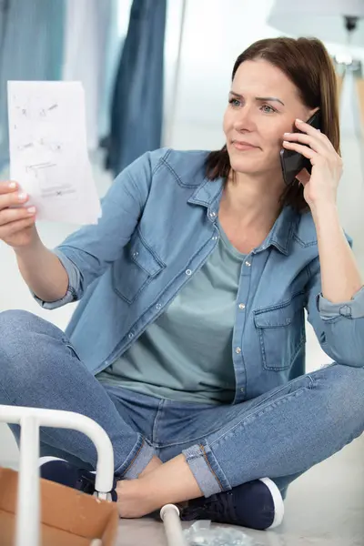 Vrouw Lezen Meubels Assemblage Instructies Het Maken Van Een Telefoontje — Stockfoto