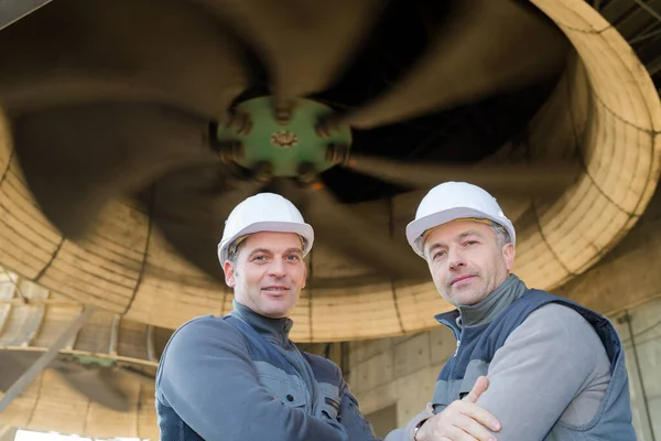 Retrato Dos Hombres Debajo Una Turbina Industrial — Foto de Stock