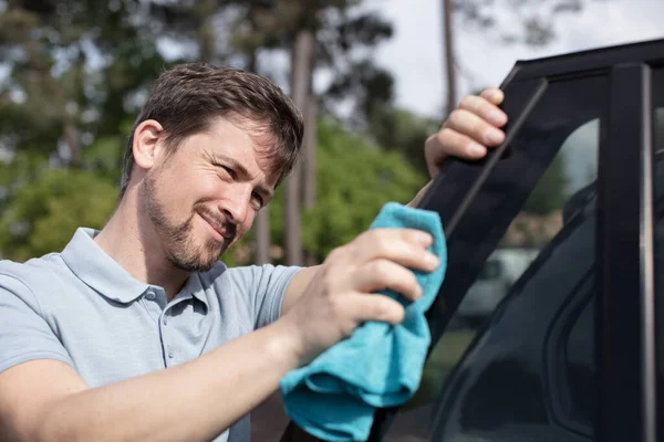 Homem Polir Seu Carro Com Pano Limpeza Microfibra — Fotografia de Stock