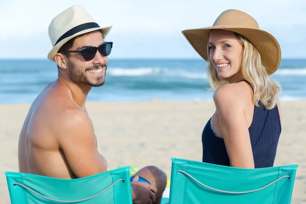 Glückliches Paar Sitzt Strand — Stockfoto