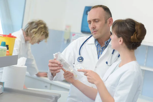 Krankenschwester Fragt Arzt Nach Sterilem Päckchen — Stockfoto