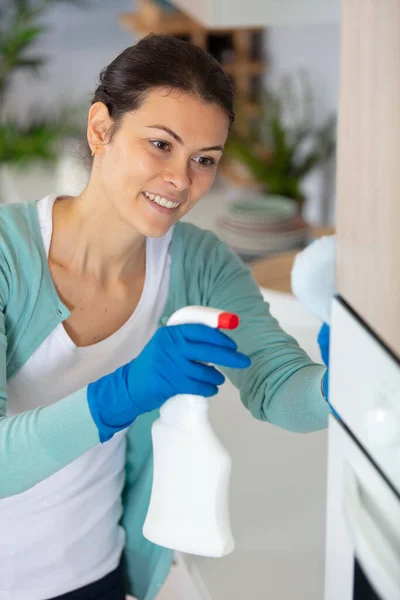 Schöne Frau Schutzhandschuhen Putzt Küchenschrank — Stockfoto