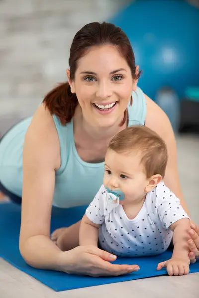 Mladá Matka Cvičení Spolu Svým Dítětem — Stock fotografie