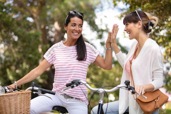 女子自行车和相互给对方一个高达5分 — 图库照片