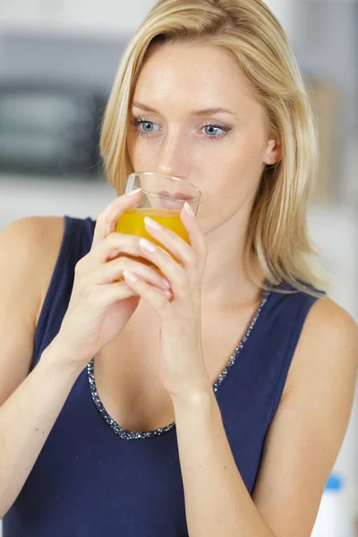 Młoda Kobieta Pijąca Sok Pomarańczowy — Zdjęcie stockowe