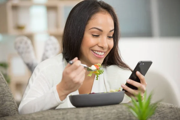 Wanita Makan Salad Dan Menggunakan Smartphone — Stok Foto
