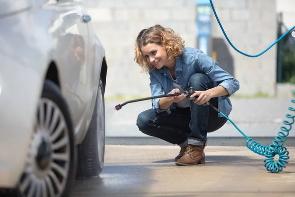 Kvinna Tvätta Bilen Med Högtryck Vatten — Stockfoto