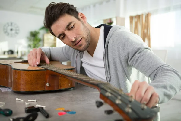 Hombre Casa Reparando Guitarra — Foto de Stock