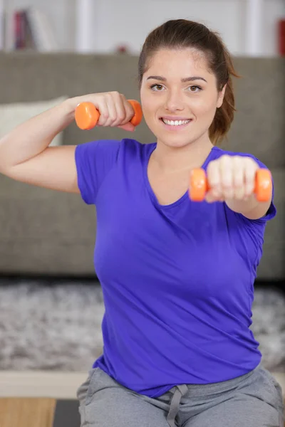 Woman Dumbbells Home — Stock Photo, Image