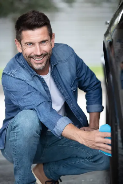 Hombre Feliz Limpieza Automóviles Con Cuidado Garaje — Foto de Stock