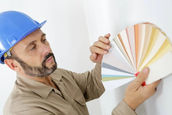 Hombre Elegir Color Para Pared Muestras Habitación — Foto de Stock