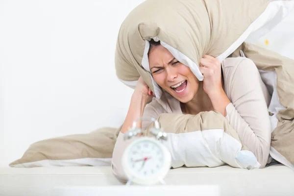 Screaming Woman Covering Ears Pillow — Stock Photo, Image