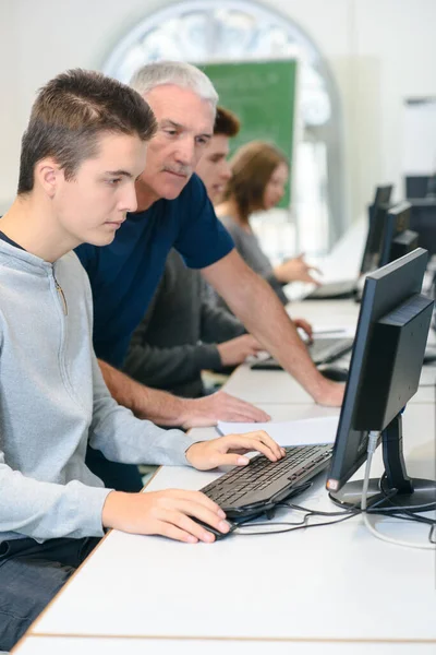 Profesor Aconsejando Estudiante Usando Computadora —  Fotos de Stock