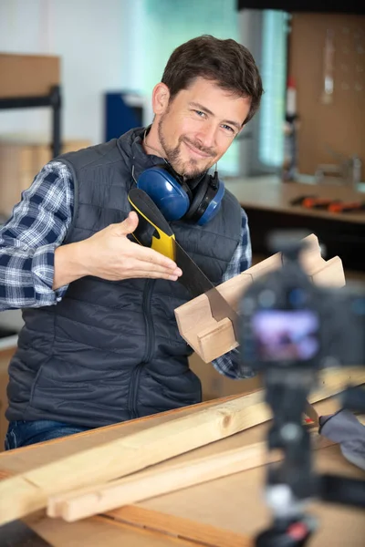 Homem Fazendo Blog Carpintaria Gravação Frente Câmera — Fotografia de Stock
