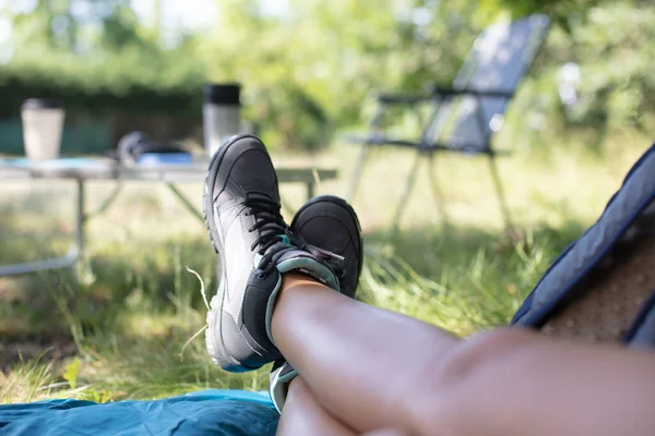 Bronzlaşmış Bacaklar Çadırdan Sarkıyor — Stok fotoğraf