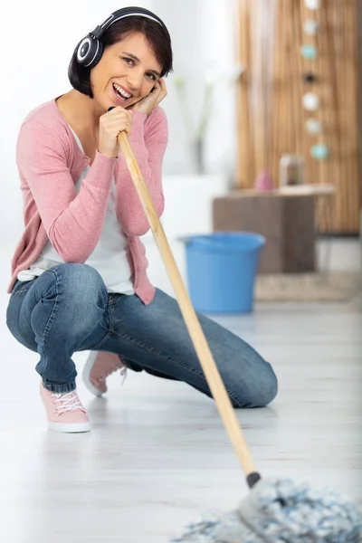 Szczęśliwa Kobieta Sprzątanie Domu Śpiew Mop Jak Mikrofon — Zdjęcie stockowe