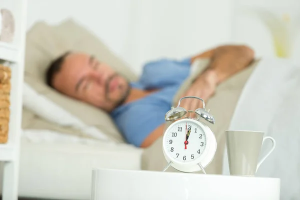 Alarm Clock Waking Sleeping Man Bed — Stock Photo, Image