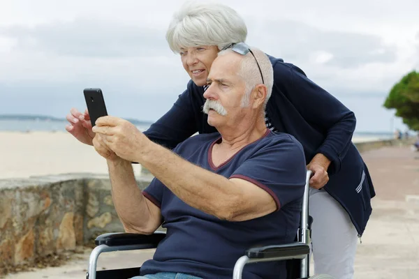 Anziani Coppia Sedia Rotelle Prendendo Selfie — Foto Stock
