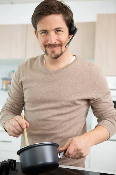 Schöner Kerl Telefoniert Beim Kochen Mit Dem Handy — Stockfoto