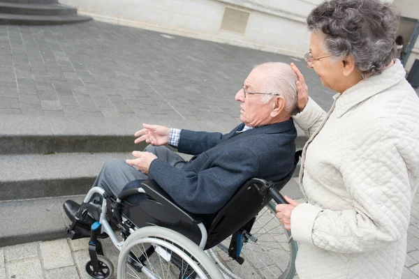 Ein Älteres Ehepaar Rollstuhl — Stockfoto