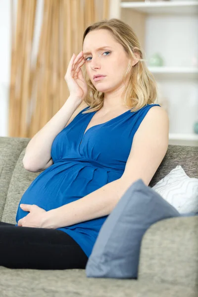 Mujer Embarazada Sentó Sofá Sufriendo Dolor Cabeza — Foto de Stock