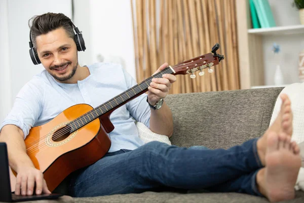 Man Playing Guitar Home Laptop Sofa — Stock Photo, Image