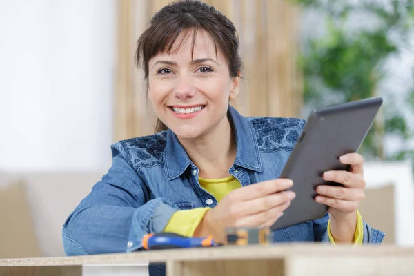 Lycklig Kvinna Använder Tablett För Att Fixa Möbler — Stockfoto