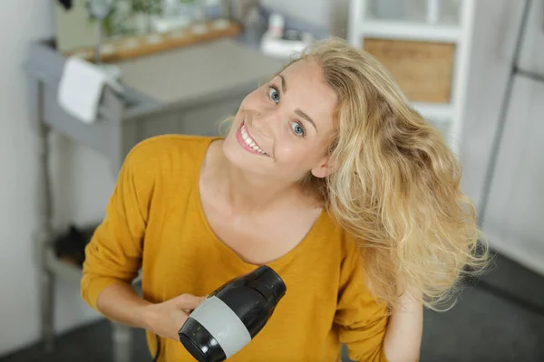 Blondine Benutzt Haartrockner — Stockfoto
