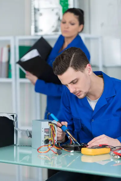 Apprentice Electronician Testing Electronic Device — Stock Photo, Image
