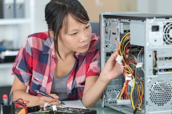 Ženský Inženýr Opravuje Poškozený Procesor — Stock fotografie