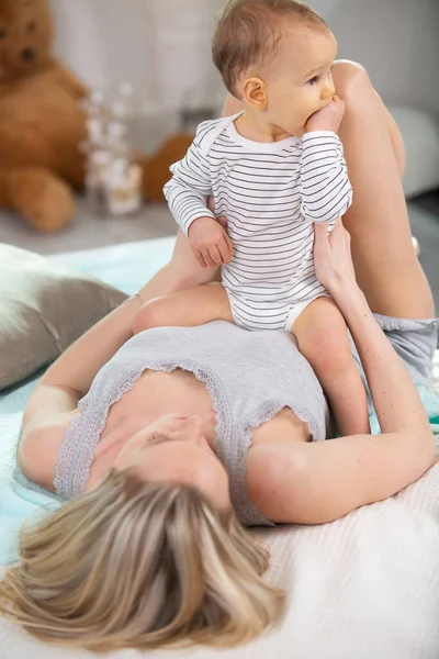 Mother Laid Bed Straddled Her Baby — Stock Photo, Image