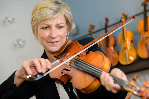 Женщина Играет Скрипке — стоковое фото
