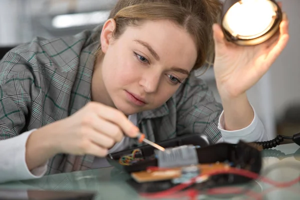 Junge Frau Repariert Elektronische Tafel — Stockfoto