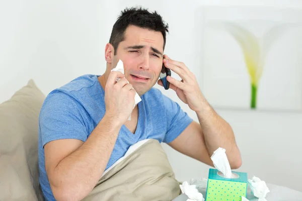 Homem Chorando Telefone Casa — Fotografia de Stock